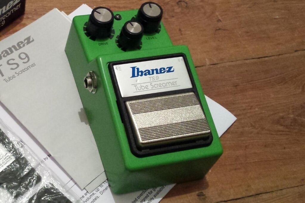 pedal board design and control layout Ibanez Tube Screamer TS9